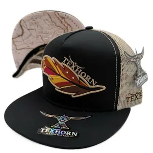 Texhorn Pluma Otoño Black Texhorn Cap with Feather Emblem and World Map Design for Stylish Outfits