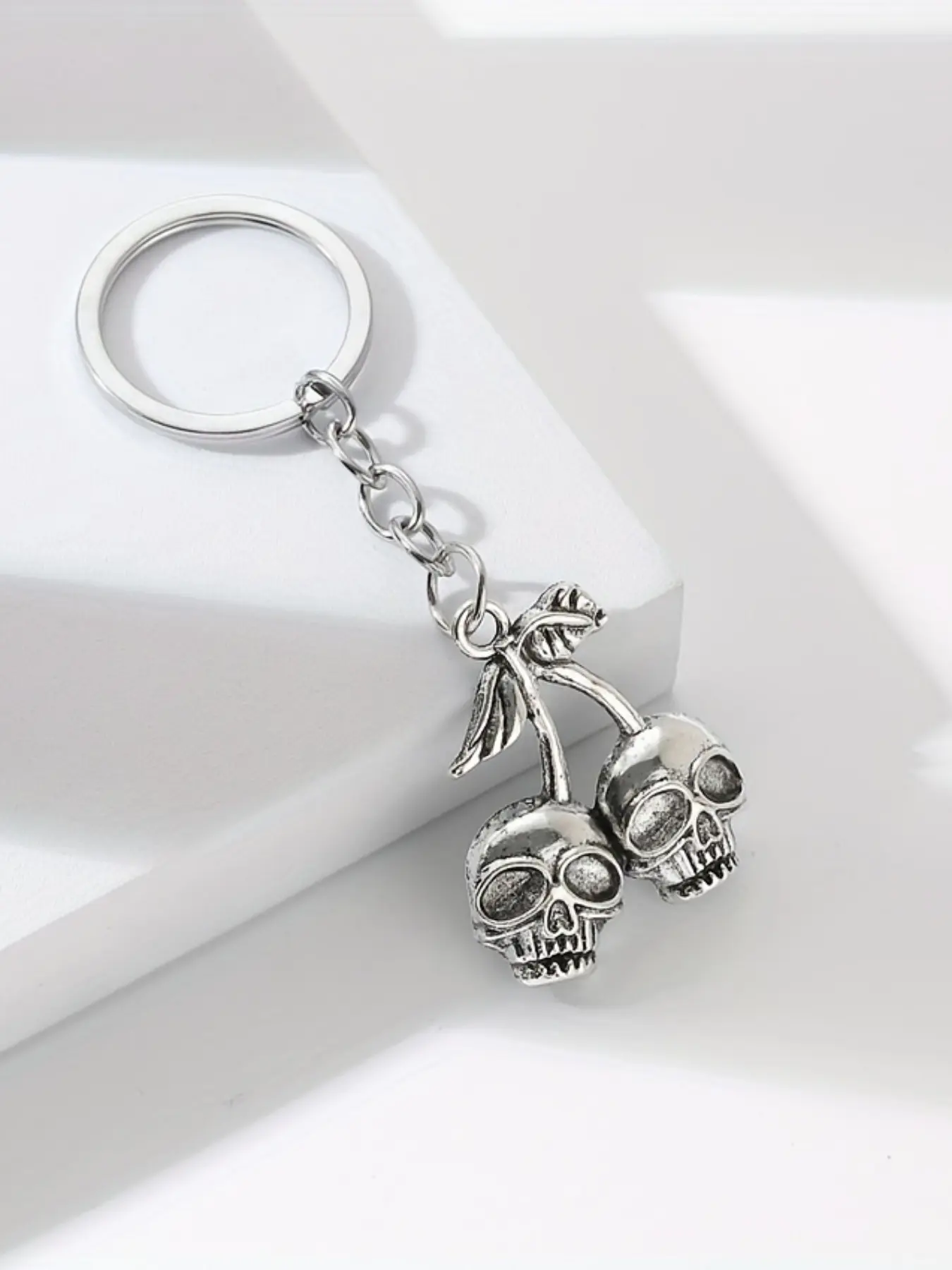 Gothic Hot Selling Cherry Skull Pendant Keychain | Fashion Vintage Punk Hip Hop Car Bag Hanger Keyring Fashionable Alloy Keychain Keychain For Bags Stylish Keychain