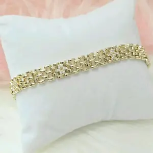 Pulsera ancha con pequeño detalle de mini cruces de zc...7.5 inches. Laminado de alta calidad