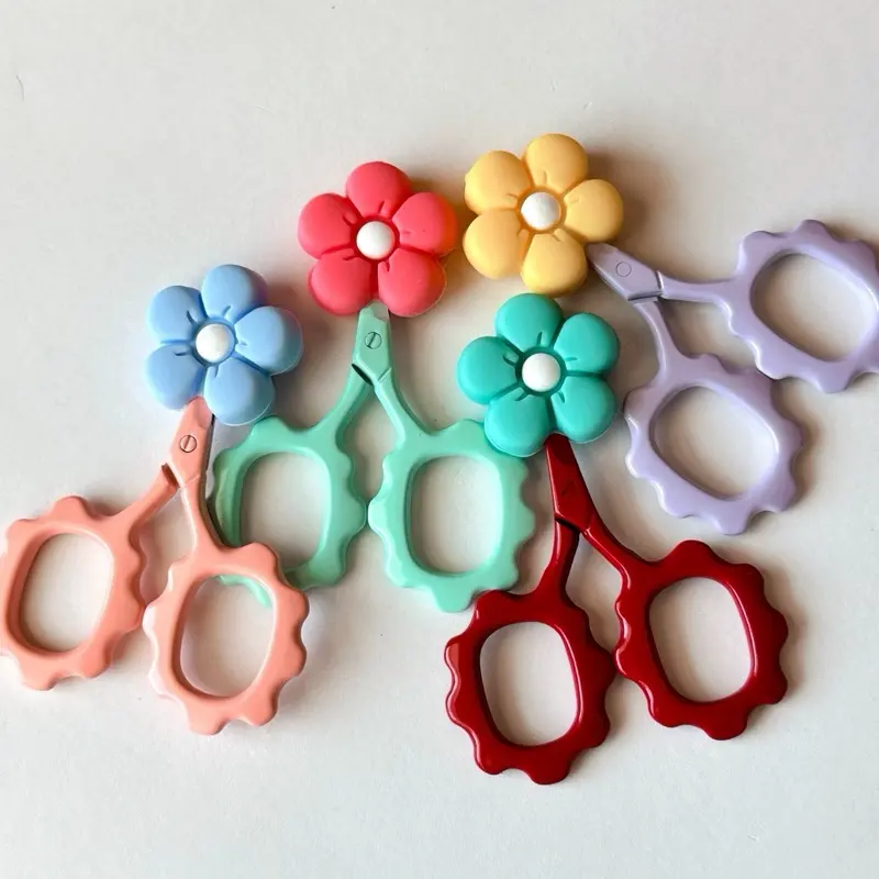 Petite Daisy Embroidery Scissors with Tip Cover