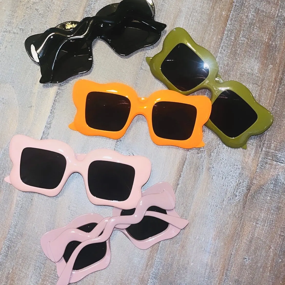 Retro Wavy Frame Women Sunglasses