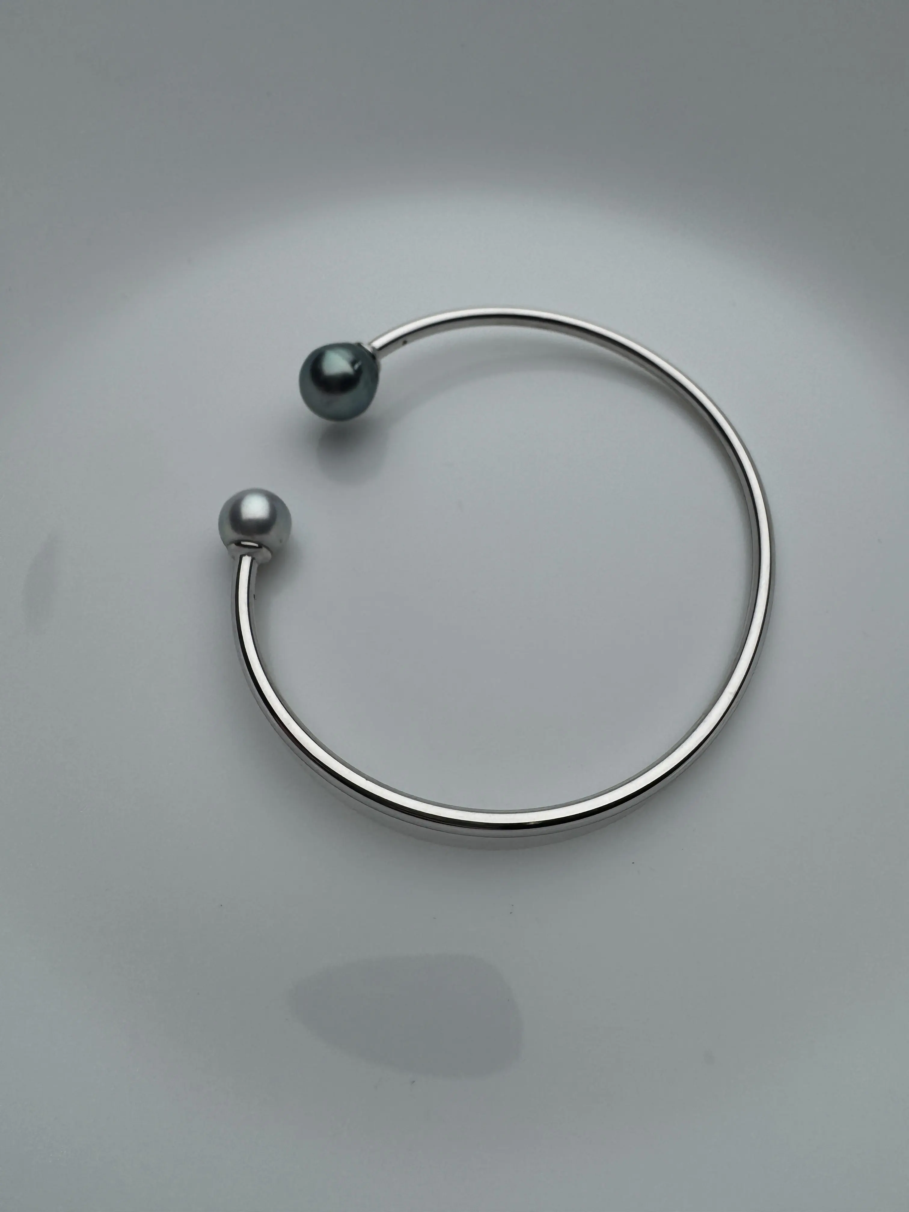 hs0014 Two‑Tone Tahitian & Madama Pearl Open Cuff Silver Bangle