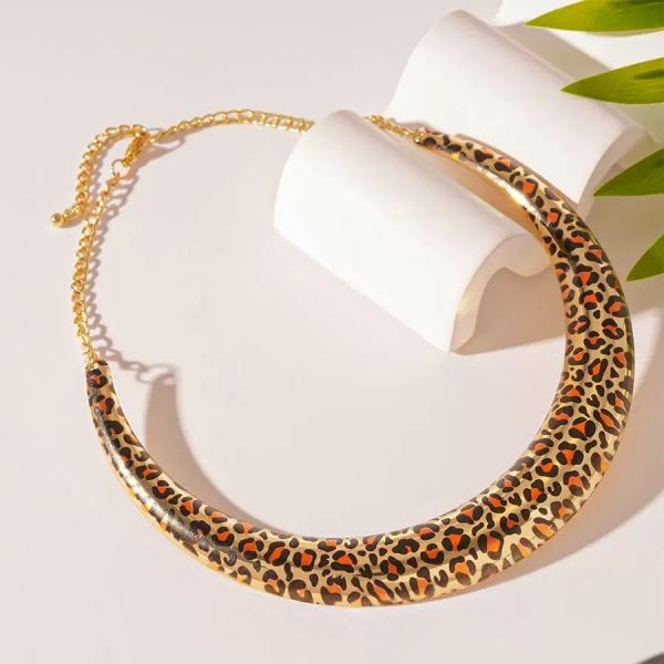 ANDKISS U-Shaped Necklace — The Bold Punk Clavicle Chain That’s Pure Main Character Energy. Western-Inspired, High-End, and Totally Unhinged (In a Cool Way).