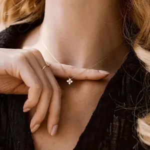 DAINTY FLORAL PENDANT NECKLACE