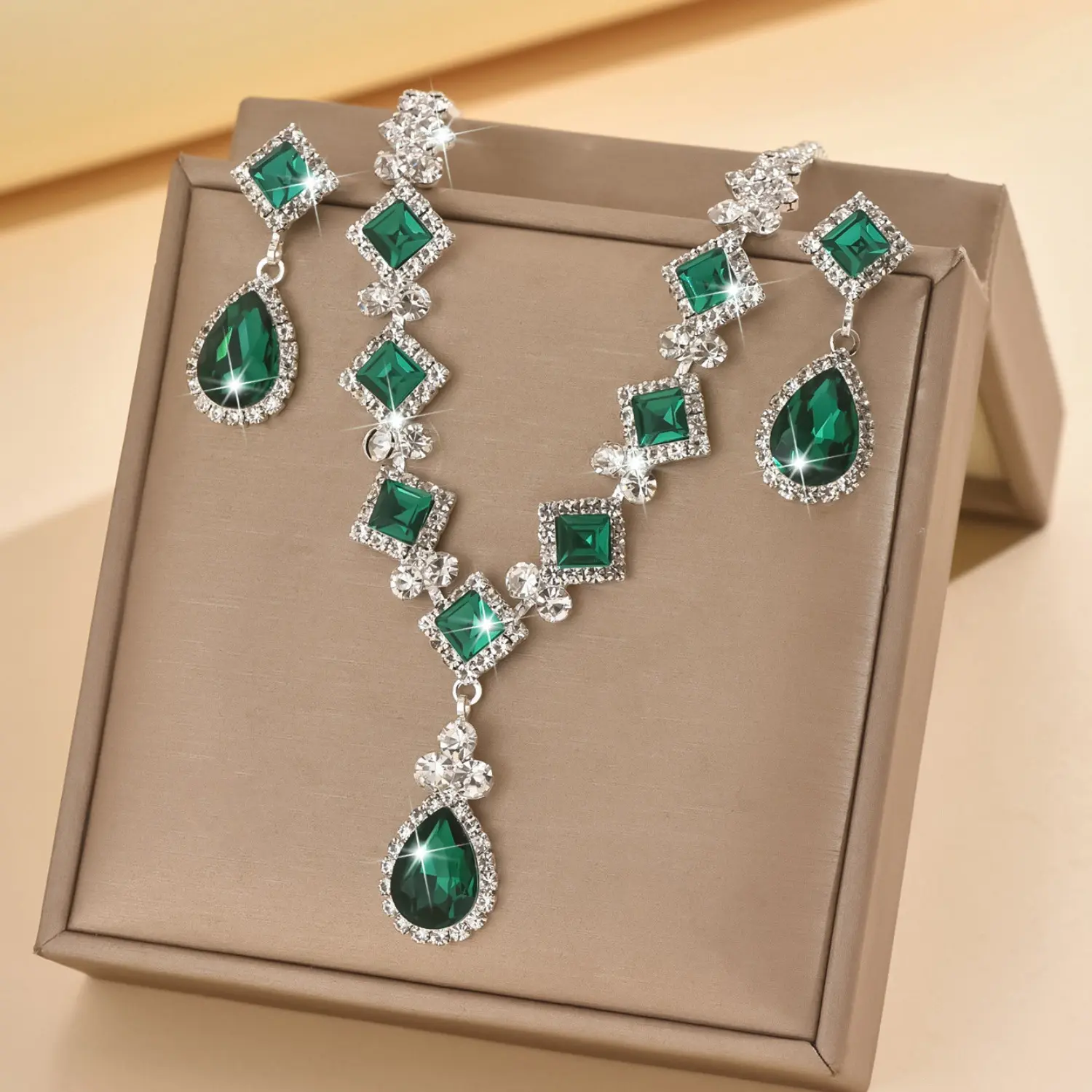 2-Piece Set: Elegant Retro Green Crystal Choker Necklace & Sparkly Pear Cut Statement Earrings for Women's Evening Gowns, Two Piece Set