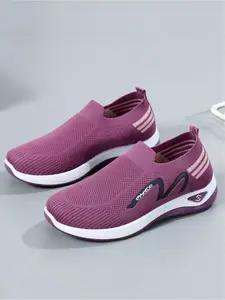 Ladies' casual sports shoes with a woven mesh upper that is breathable and comfortable. The one foot style is easy to put on and take off, suitable for daily commuting, outdoor leisure, running, fitness, hiking and other sports scenes