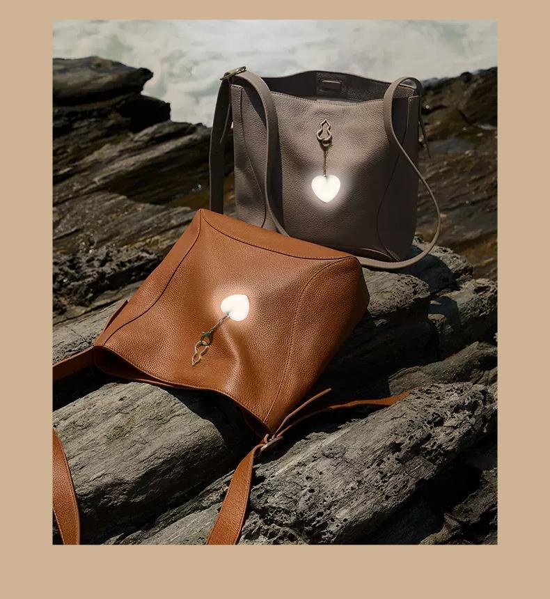 Love Wallet Tote Bag Touch Sensing Light Leather Handbag with Chain Strap for Women Heart-Shaped Illumination Functional & Stylish Accessory