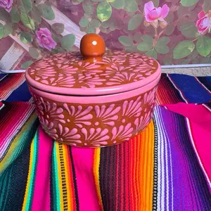 Tortillero estilo Talavera color terracota con rosa