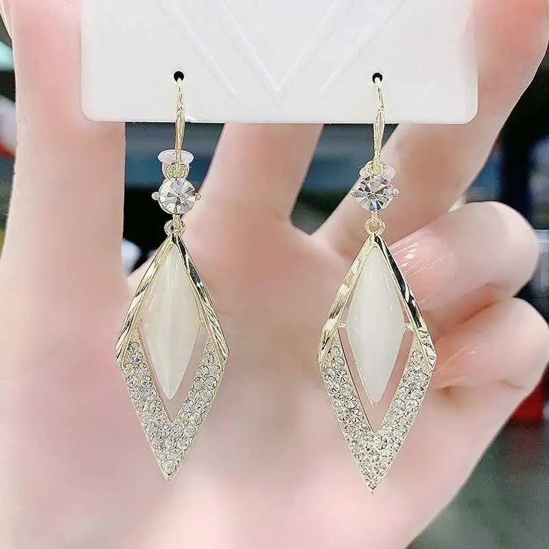 Rhinestone-Studded Cat's Eye Geometric Earrings Elegant Versatile Diamond Drop Earrings Face-Flattering Slimming for Round Faces Ear Jewelry HNAO24