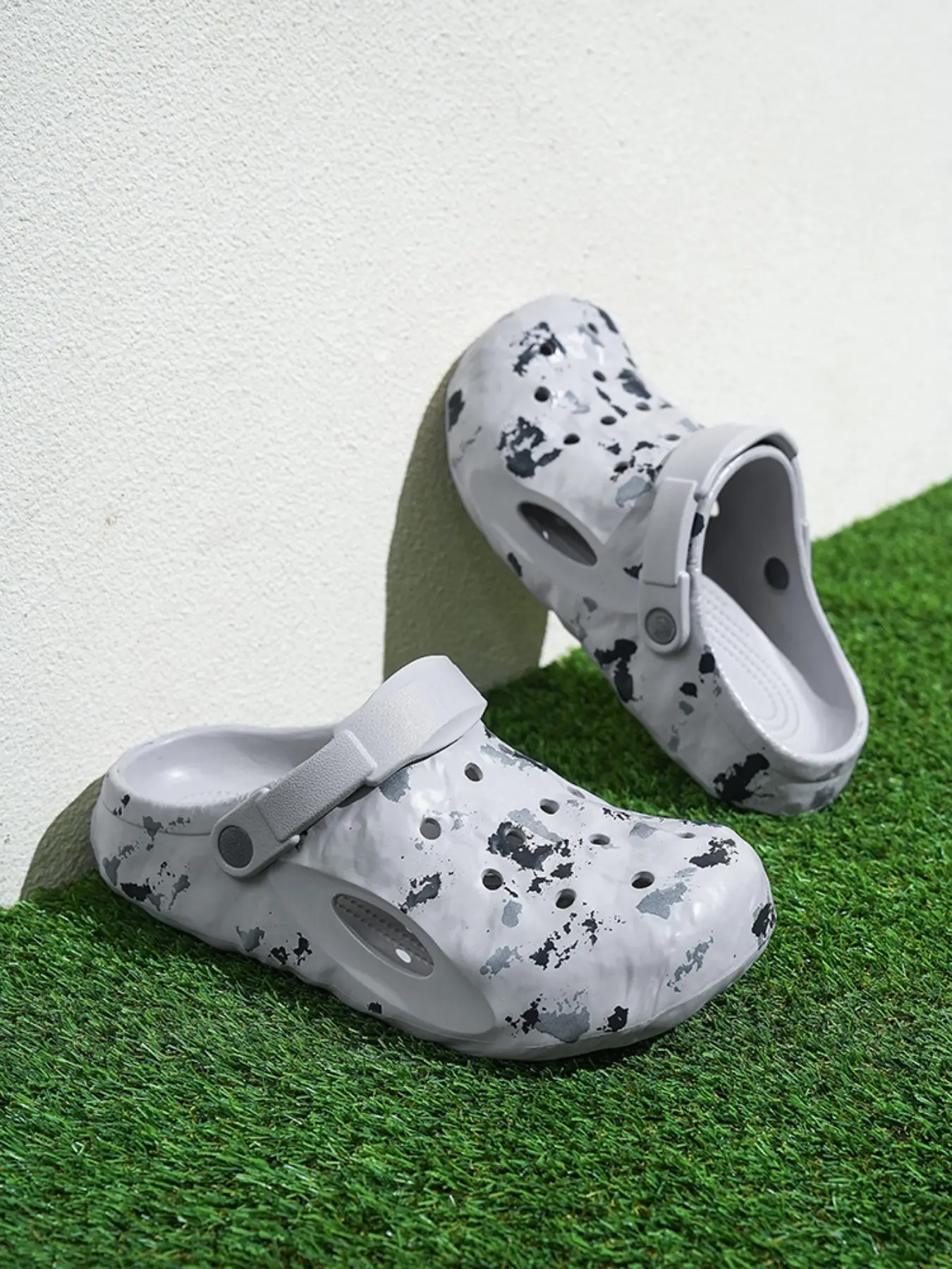 2026 Men's Summer Trendy Camouflage Closed-Toe Clogs, Irregular Random Pattern, Breathable Lightweight Beach Casual Slippers