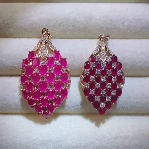<PingEast Jewelry> Ruby strawberry Pendant Necklace A dazzling pineapple-shaped pendant featuring 26 natural “pigeon blood” rubies from the Mogok mines in Myanmar. Each ruby weighs 0.4 ct, is eye-clean, and exhibits strong fluorescence