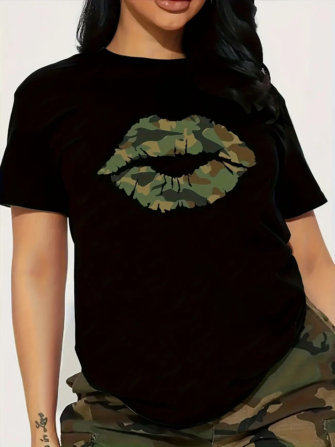 Camo Drip Lips Graphic Black T-Shirt, Trendy Camouflage Kiss Mark Print Short Sleeve Top, Edgy Streetwear Casual Tee For Women Daily Outfit