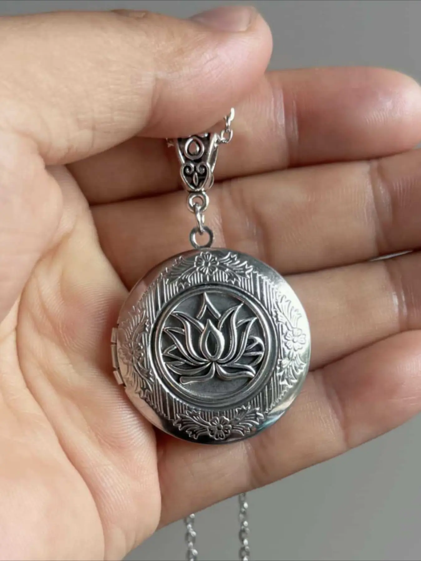 1pc Vintage-Style, Distressed, Ethnic-Inspired Lotus Flower Photo Box Pendant Stainless Steel Bohemian Flower Necklace: Stylish, Unisex, Casual, Party-Ready, Versatile Necklace Jewelry