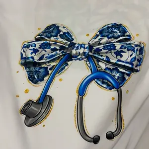 Camisetas de Mangas Cortas with Floral Bow and Stethoscope Design for Medical Professionals Shirts