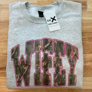CAMO WIFEY SWEATSHIRT
