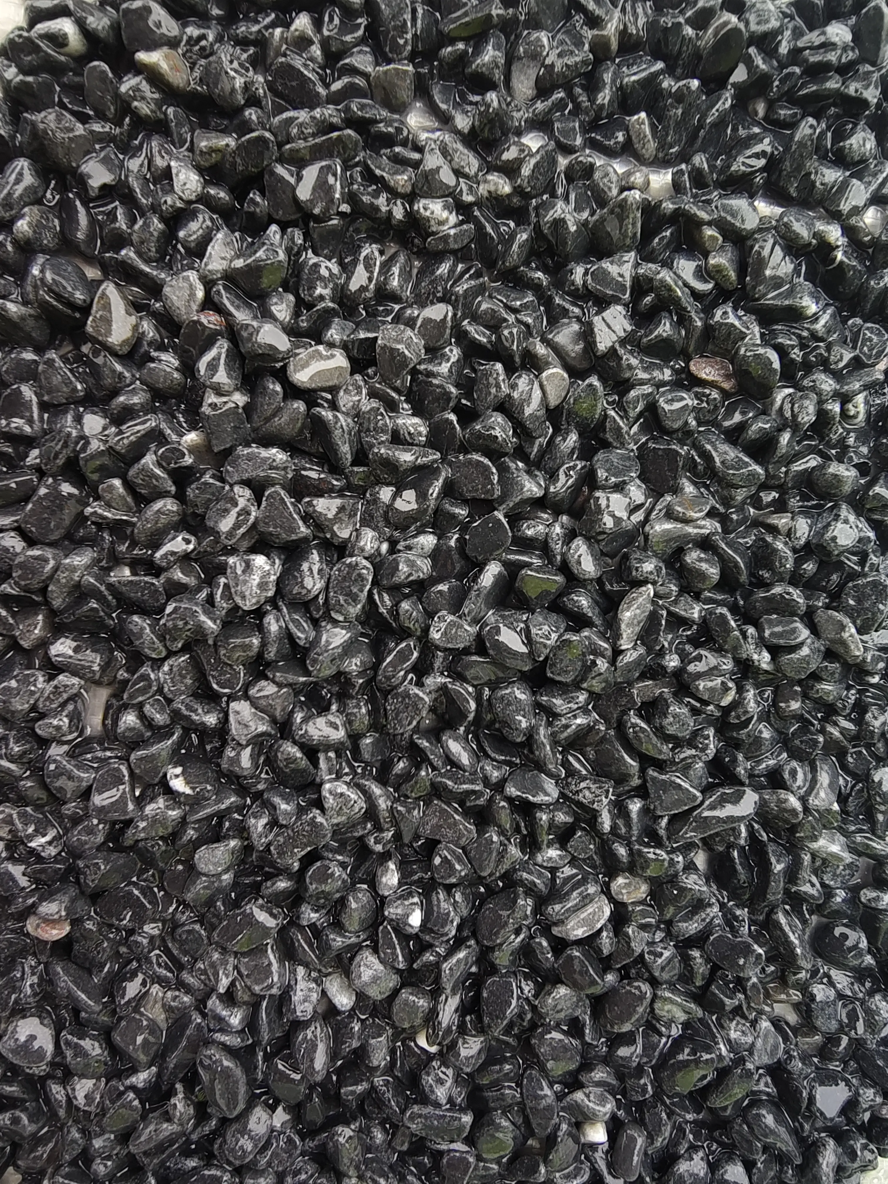 Resin-Washed Coated Natural Black Decorative Stones, Home Improvement Garden Decor Supplies for Outdoor Space Upgrade with Distinctive Appearance Enhancement