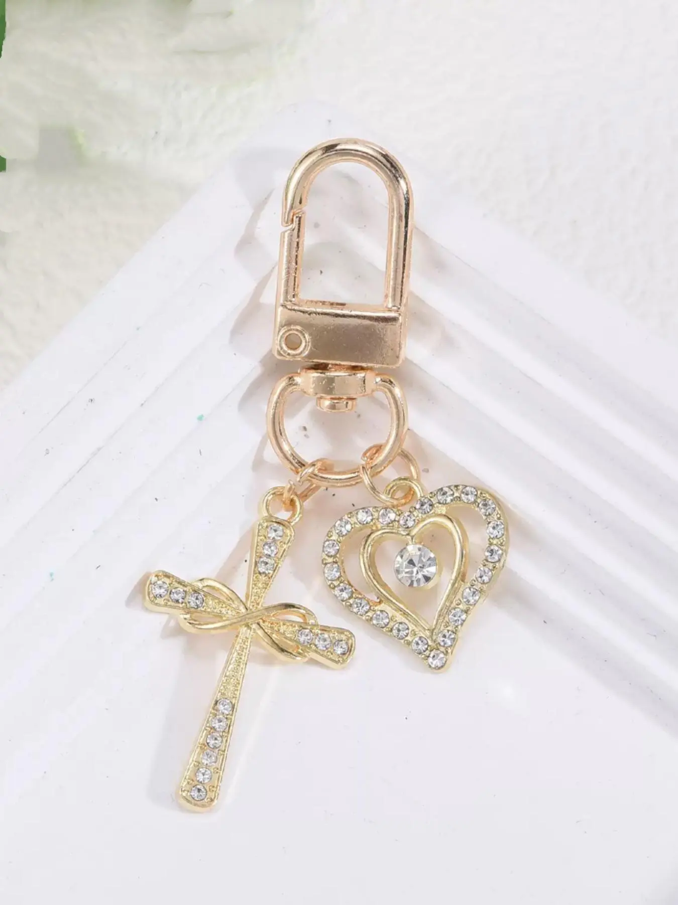 1pc Women's Minimalist Rhinestone Cross & Heart Pendant Keychain Jewelry, Elegant Feng Shui Diamond Heart Delicate Gift, Earphone Case Keychain Accessory Christmas Bling Bling Keychains, Metal Keychains, Stylish Keychain, Sparkling Keychain