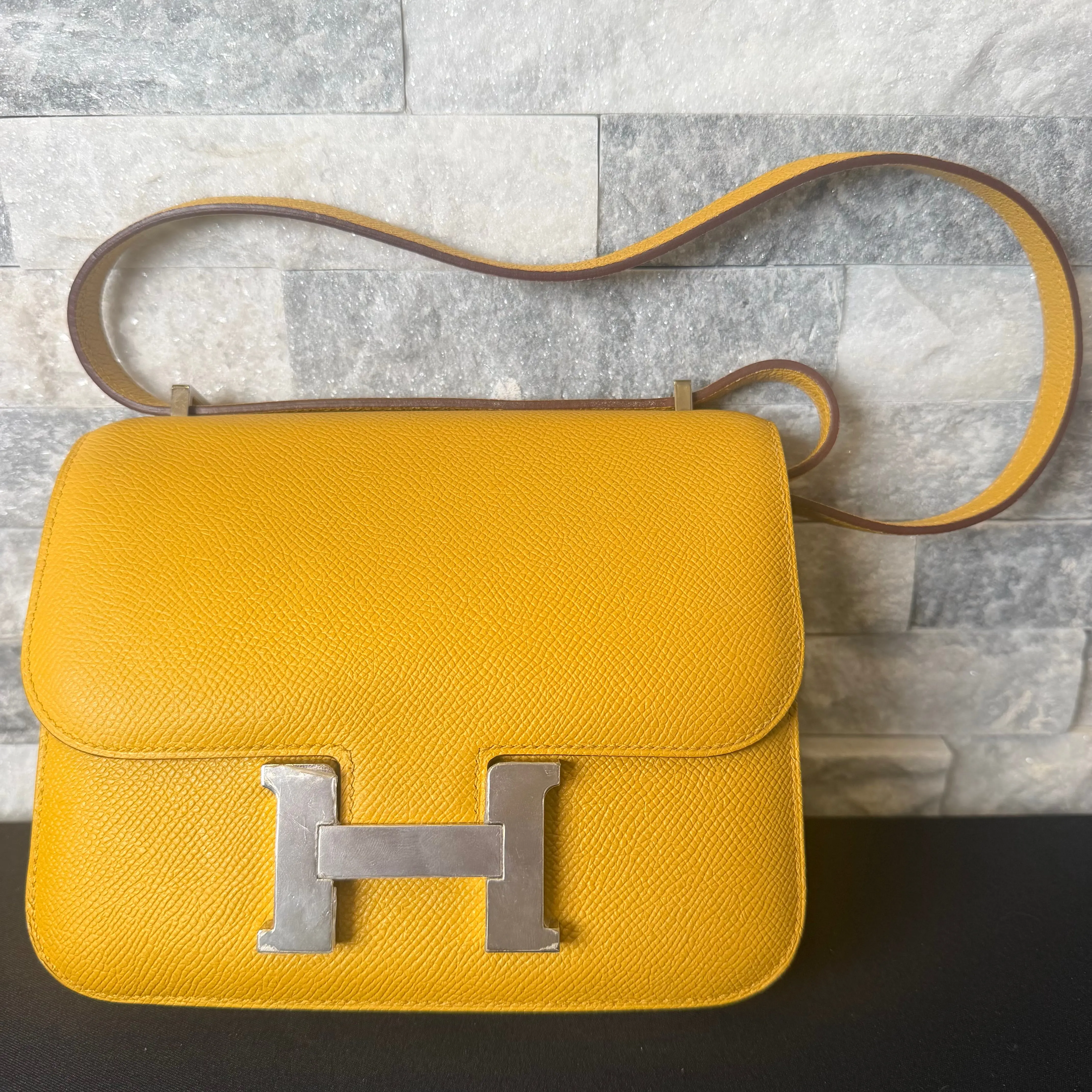 Pre-owned HERMÈS leather Shoulder Bags Constance 24 Epsom Shoulder Bag – Jaune Ambre LX177