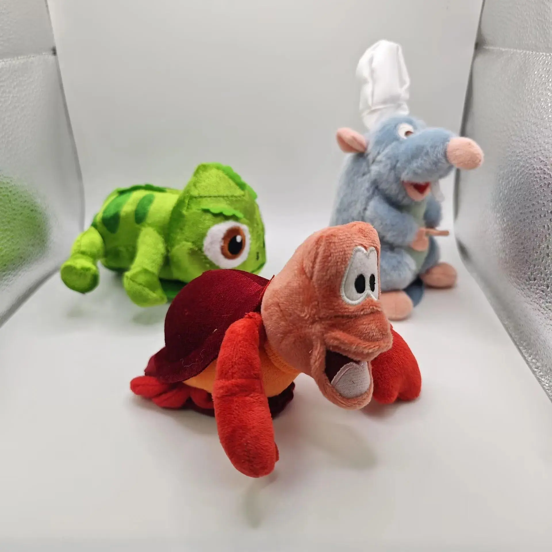 Pascal the Chameleon Plush Toy - Magnetic Sebastian-Style Shoulder Companion, Novelty Gag Gift, Birthday Present for Friends