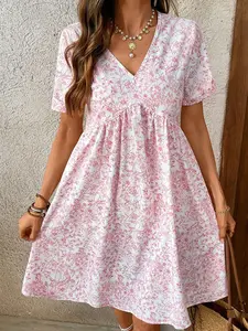 A women's pink and white floral V-neck short-sleeve loose dress, featuring a casual style, suitable for relaxed and cozy occasions such as spring outdoor picnics, leisurely city strolls, or afternoon tea with friends, Casual wear