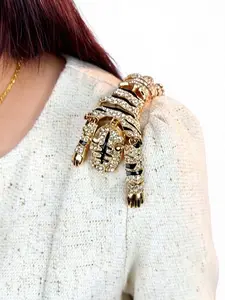 One-piece dynamic clothing tiger brooch, high-end light luxury retro diamond-encrusted dress corsage shawl fixed badge