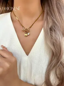 Pig Nose Mother C Necklace with Diamond Lockbone Chain Short Pendant, Elegant Party Jewelry Accessory for All Seasons