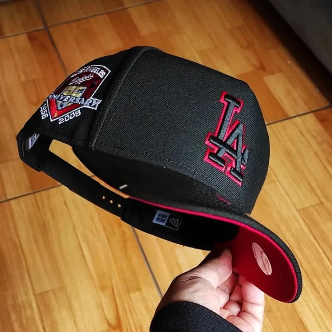 Black New Era Los Angeles Dodgers 9FORTY Curved Brim Baseball Hat, Red Embroidered LA Logo & Red Undervisor, MLB Streetwear Cap, Collector’s Limited Edition 2026 Urban Streetwear Gorra premium, moda urbana para hombres y mujeres
