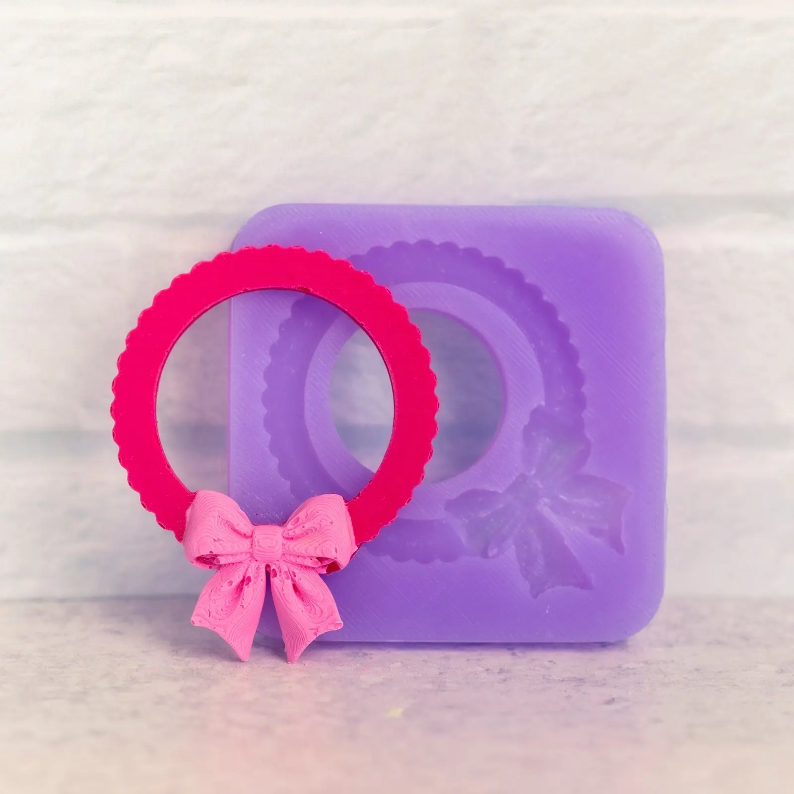 Scalloped Bow Circle Silicone Mold – Pretty Feminine Frame for Cakepops, Oreos & Treats