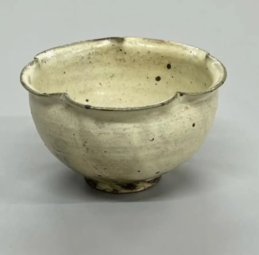 Shigaraki Pottery Tea Bowl, Traditional Japanese Ceramic, White Scalloped Edge, 4.7 x 4.7 x 3 inches