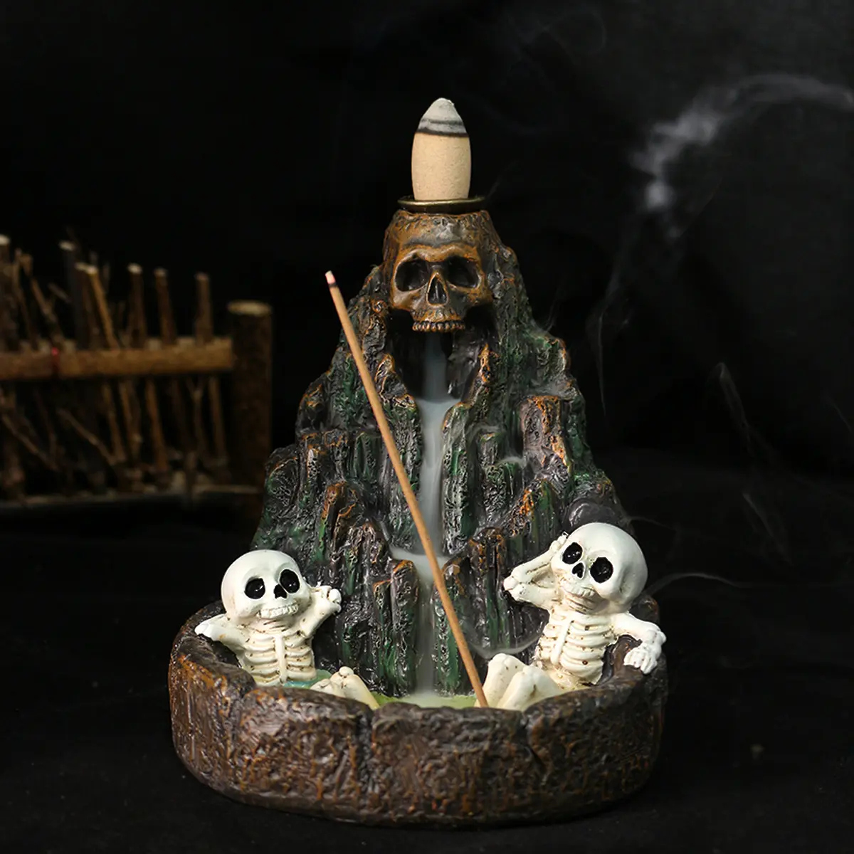 Skull Mountain Incense Burner, 4.64 Inch Resin Reversal Burner, Halloween Atmosphere Skull Mountain Incense Holder, Zen Meditation Decor, Skull Mountain Backflow Incense, Scent Diffuser, Air Fragrance Diffuser, Cool Incense Burners