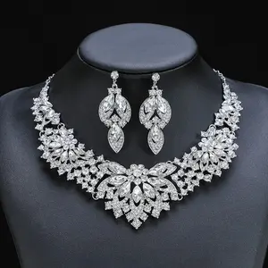 Popular Retro Necklace Set For Women 2-piece Set Of Leaves And Flowers Exaggerated Jewelry New Style Of Bridal Wedding Accessories