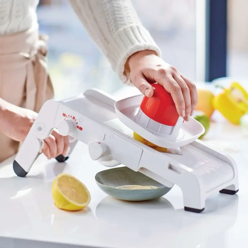 Mandoline Mando Chef - Ergonomic Food Guider with Non-Skid Feet & Multiple Blades for Consistent Slicing Results
