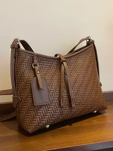 Simple style woven pattern underarm bag, fashionable retro woven one-shoulder underarm bag, elegant and generous, daily commuting crossbody bag, Casual Shoulder Bag, niche design suitable for office workers, daily travel, shopping, etc.