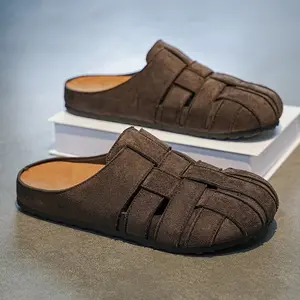 Men’s woven sandals in a retro style, closed-toe slip-ons suitable for everyday outdoor walks in all seasons.