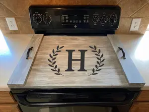 impra Personalized Circular Noodle Board Stove Cover - Handheld Custom-Size Electric Food Warmer, Kitchen Utensil Flat Board with Initial Letter & Leaf Detail