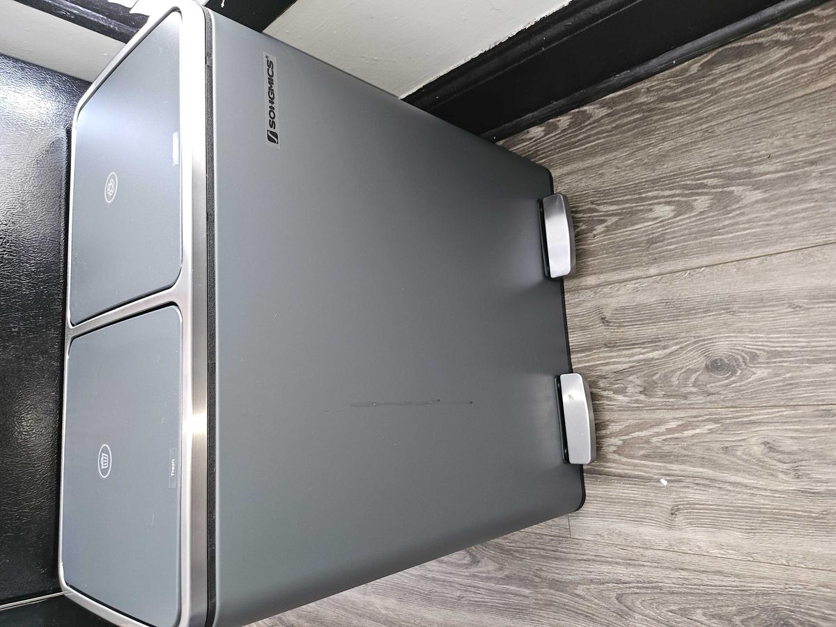 Item: Gray, 2 x 8 Gallons  (With Trash Bag)