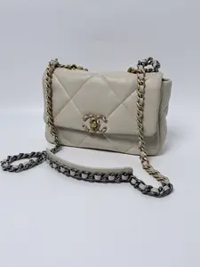 Pre-owned CHANEL leather Shoulder Bags 19 Flap Bag Quilted Shoulder Bag ZS027CC