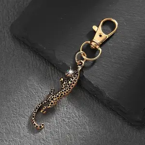 1pc European-American Vintage Minimalist Leopard-Shaped Bag Charm Keychain - Chain-Attached, Gold-Colored Charm Keychain Accessory for Men’s Car Keys & Bags, Bag Charm Keychains, Chain-Attached Keychains