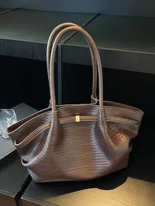 Retro woven casual handbag, fashionable and versatile one-shoulder underarm tote bag, simple solid color niche design one-shoulder commuter bag, suitable for daily matching, commuting and other scenarios.