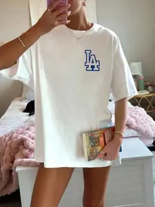 Los Angeles Dodgers LA Logo White Oversized T-Shirt | Casual American Streetwear Top | Premium Cotton Fabric | Retro LA Sports Aesthetic | Relaxed Oversized Fit | Iconic LA Logo Print | Versatile Daily Wear | Perfect for LA/Baseball Style Fans