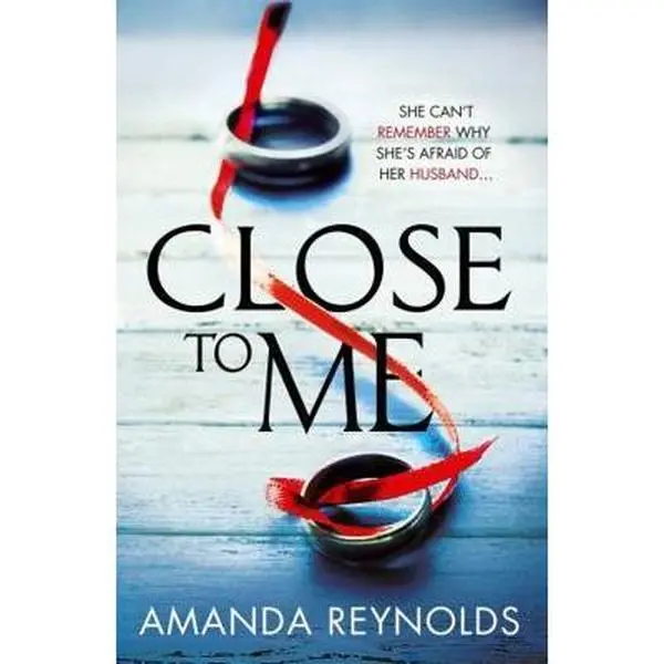 Used "Close To Me" by Amanda Reynolds - Literature Book, English Text, Softcover Books (Paperback)