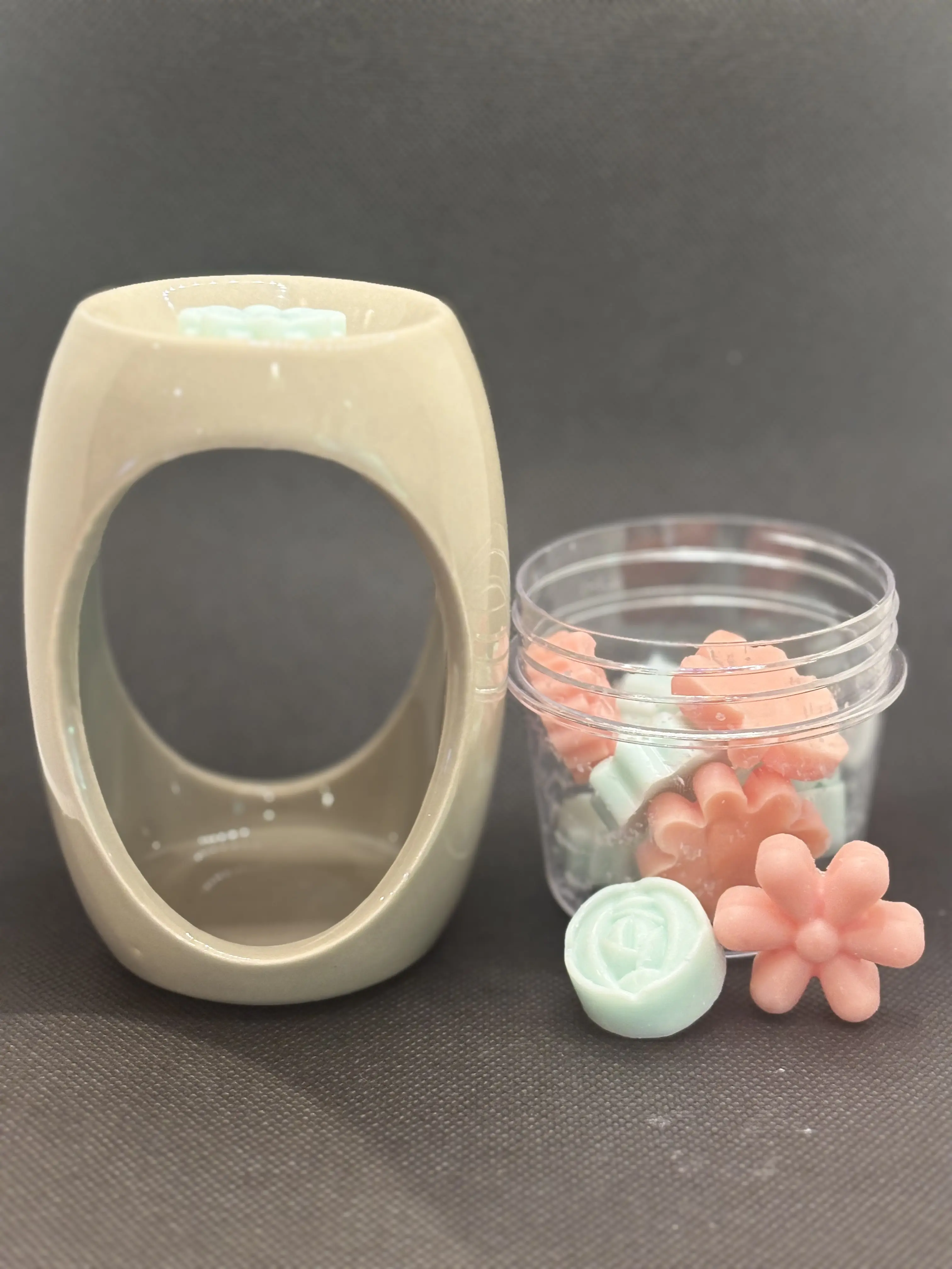 Aroma Diffuser with Floral Wax Melts - Elegant Design for Home Fragrance - Perfect for Relaxation and Aromatherapy