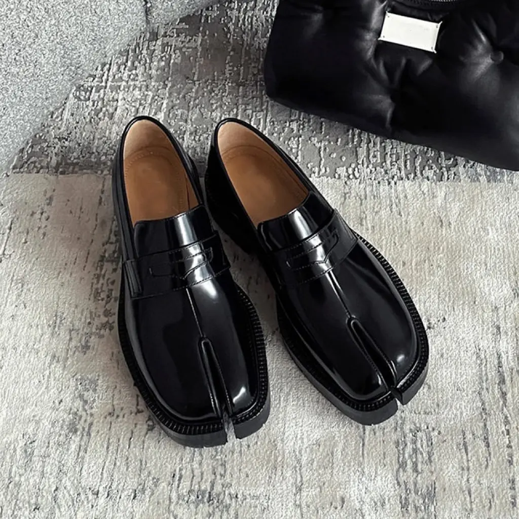 Latest 2026 Men Cowhide Loafers. Crafted from durable genuine leather with a thick sole and sleek smooth black finish. Effortlessly upgrades all your everyday looks, a must-have staple for men’s wardrobes.