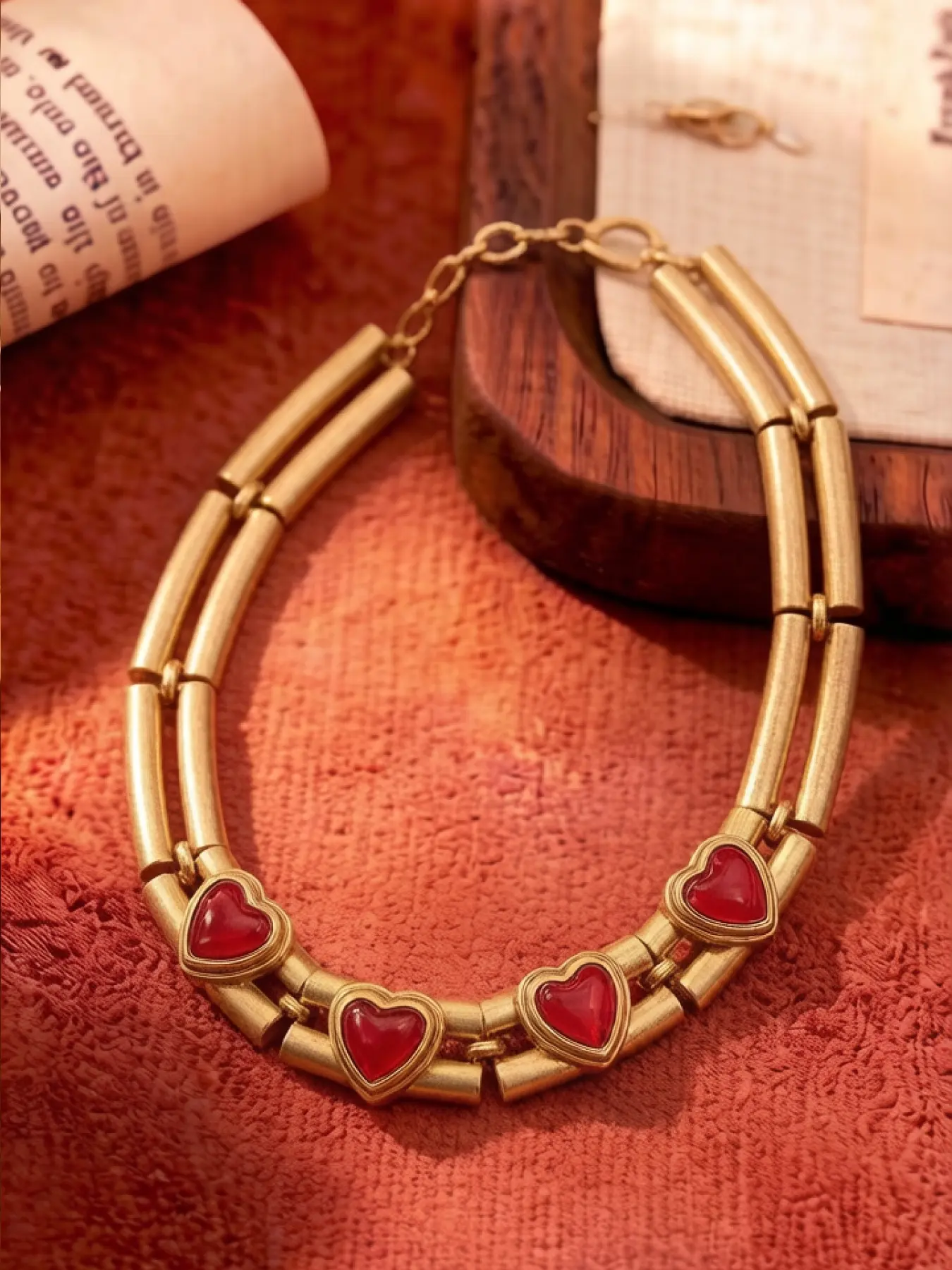 A vintage choker necklace with a high-end fashionable red heart-shaped gemstone, suitable for daily wear, vacation dates, and other occasions, and is also a delightful small gift.