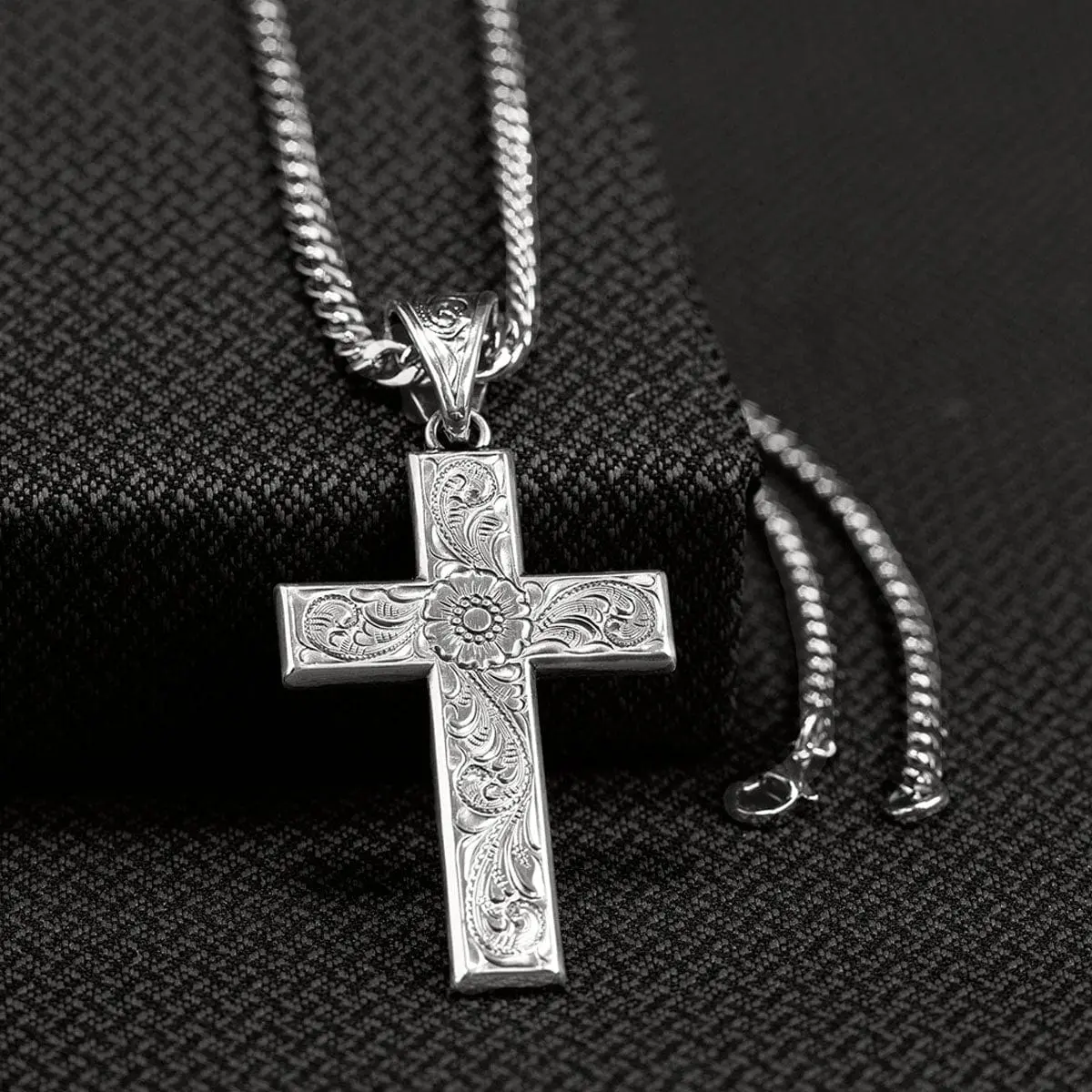 Men’s Stainless Steel Franco-Style Western Cross Choker Necklace, Crucifix Emblem Gunmetal Country Western Cowboy Motif Jewelry, Casual Trendy Religious Statement Costume Accessory, Crucifix Necklaces, Emblem Necklaces