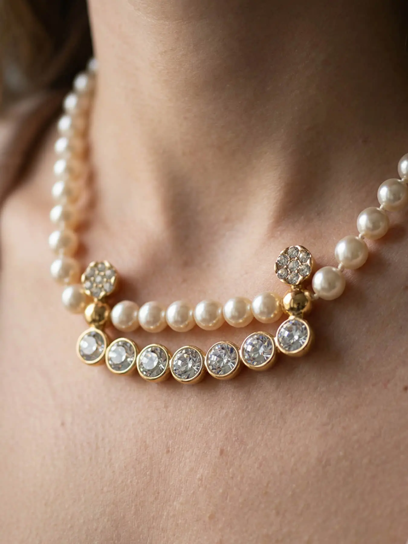 A pearl studded necklace, Costume jewelry necklace, paired with warm pearls and shiny diamond gold jewelry, suitable for daily wear, vacation dates, and other occasions. It is also a surprising and exquisite small gift