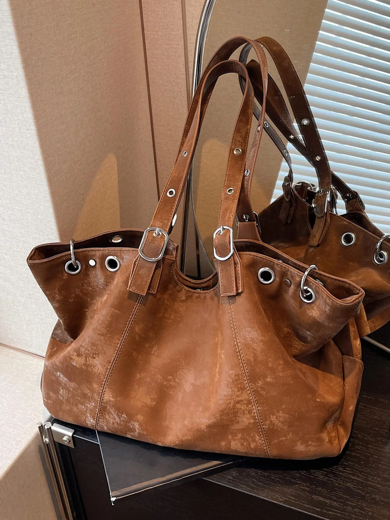 Retro distressed design metal buckle shoulder messenger bag, textured commuter shoulder handbag, simple and stylish, versatile and available in multiple colors, suitable for daily commuting, shopping, etc., Pu Tote Satchel Crossbody Bag, Cross Body Bags