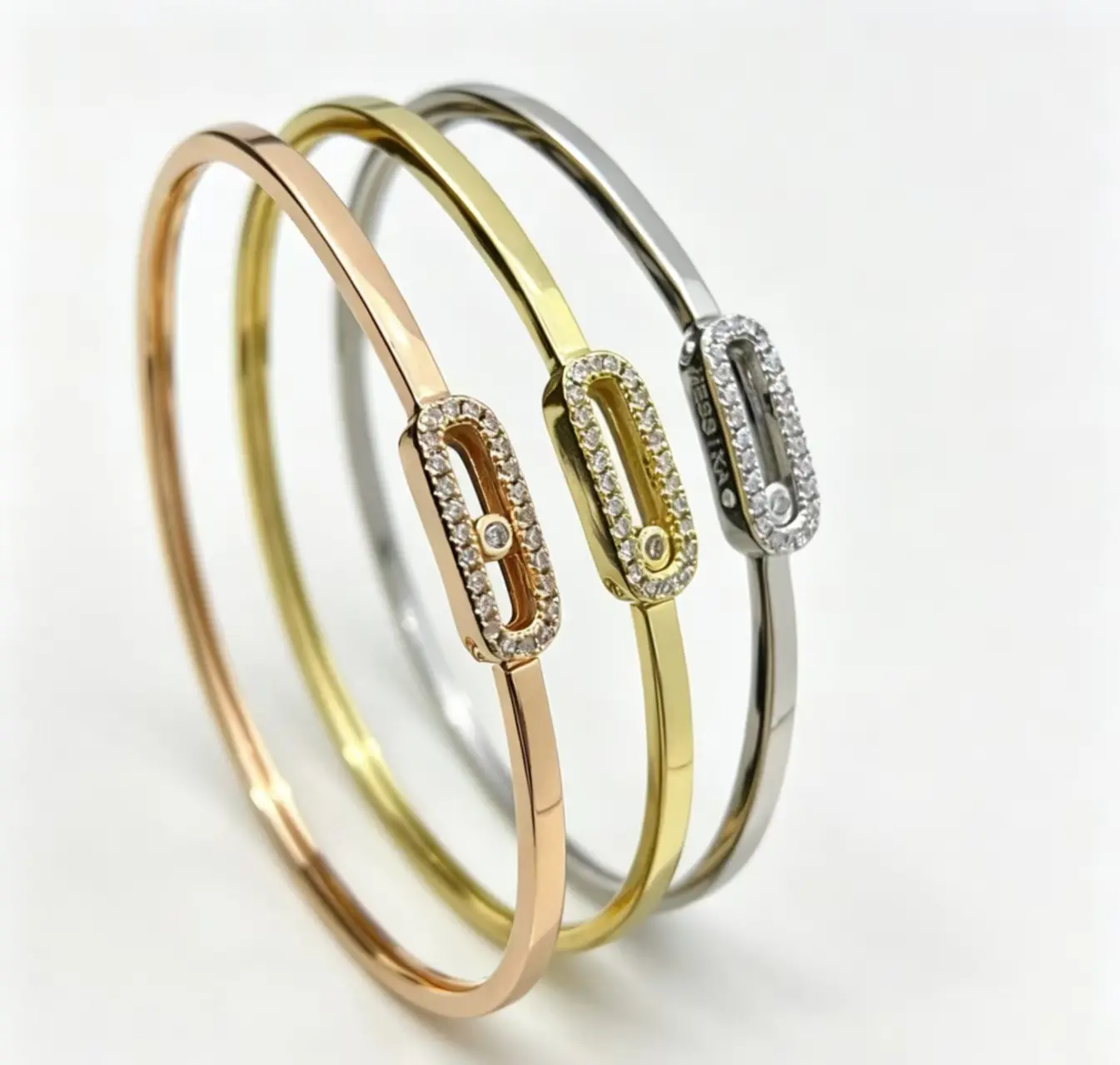 Diamond-studded adjustable bracelet. Fashionable and elegant. Classic European style. 18K gold plated clasp bracelet.