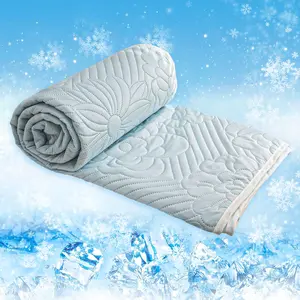 1pcs Blue floral quilted blanket with cooling effect, summer lightweight blanket, Soft Comfy Blanket, soft and breathable cooling blanket—provides cool, comfortable sleep for hot sleepers, ideal as cooling bedding