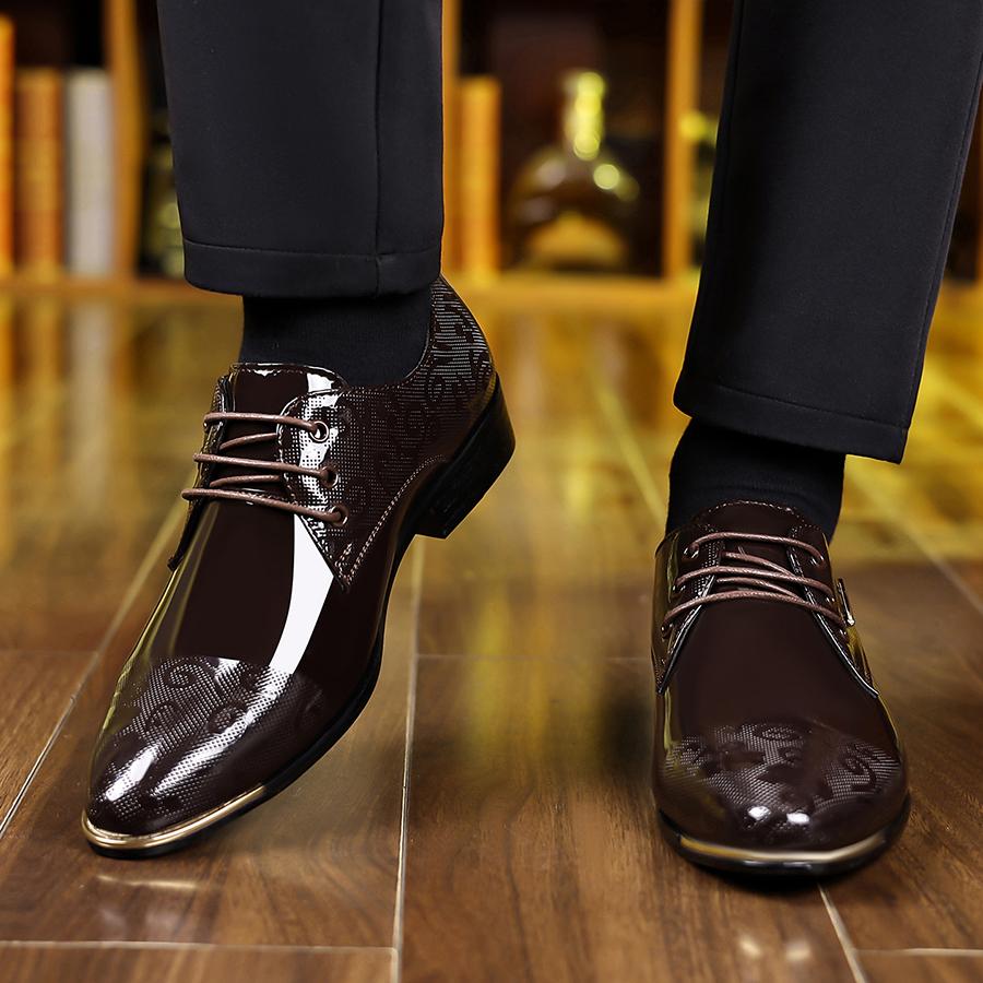 Men’s Oxford dress shoes with wingtip design — smooth leather, embossed detailing, stylish and comfortable, suitable for business and formal occasions